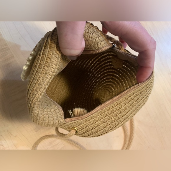 Small round straw bag with flower detail - Picture 4 of 5